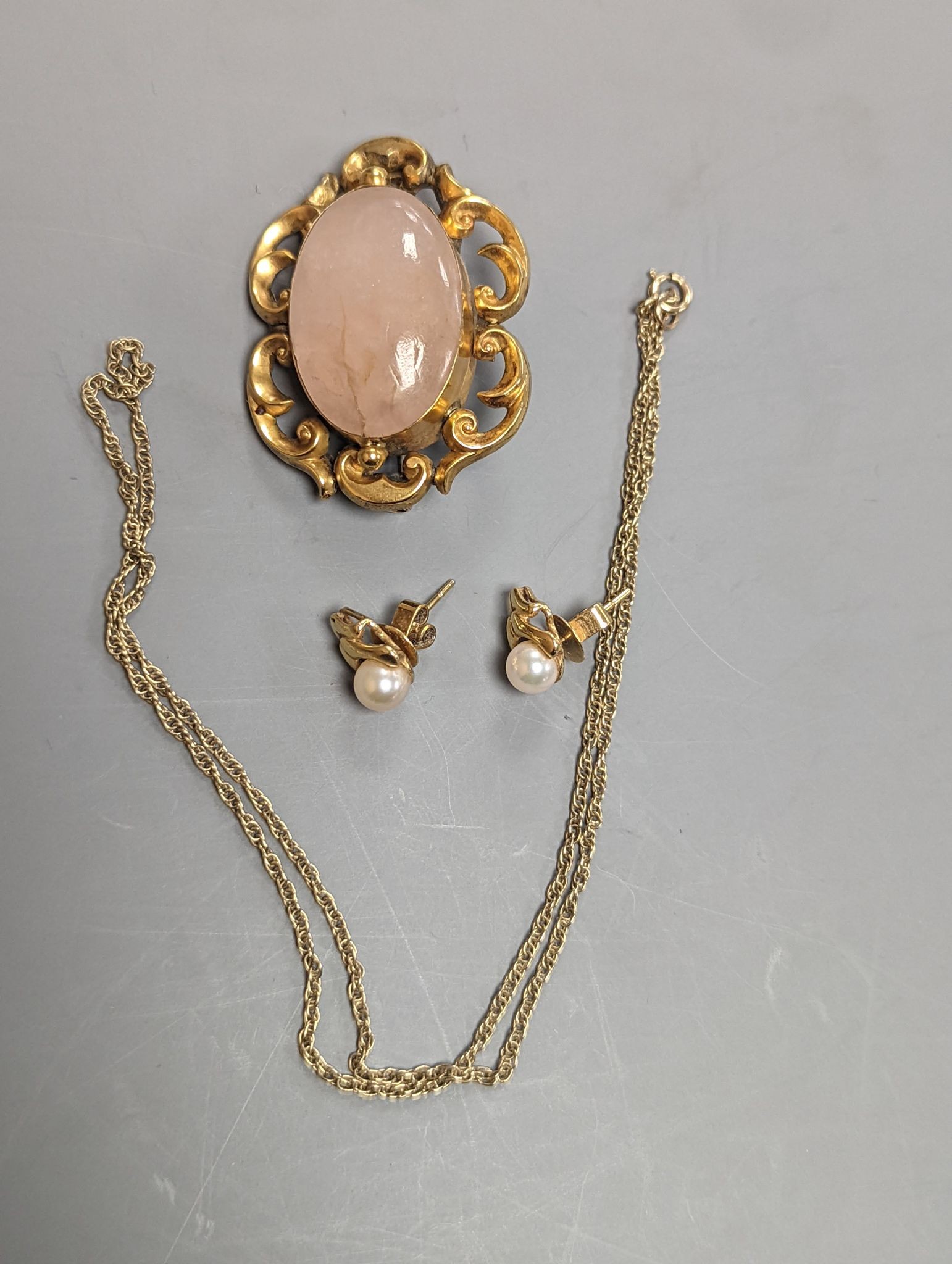 Mixed costume jewellery, silver, modern watches etc. including a 9ct gold fine link chain, 2 grams, a small pair of 18ct gold and cultured pearl ear studs, gross 2.8 grams and a yellow metal and rose quartz set oval broo